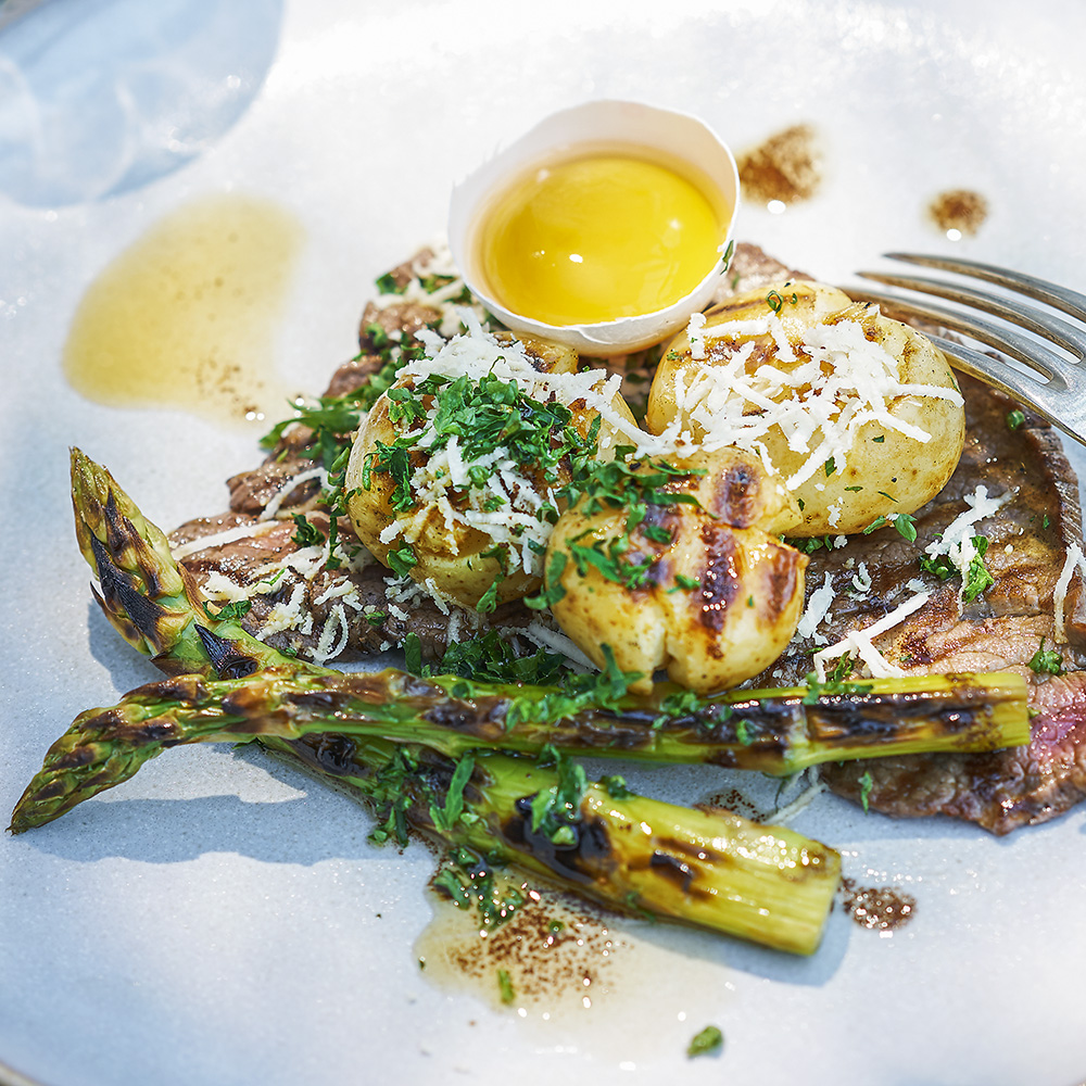 Grillad lövbiff med sparris, ägg och pepparrot