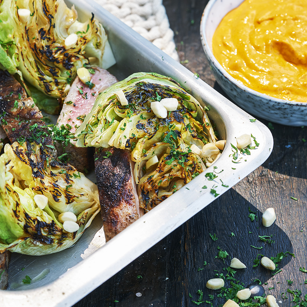 Fläskkarré serverad med grillad isbergssallad och mojo rojo