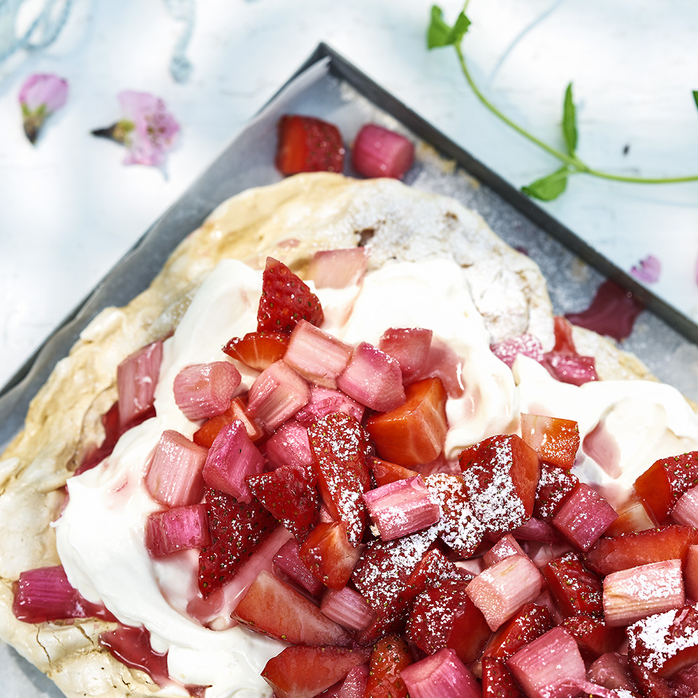 Pavlova med jordgubbs- och rabarberkompott