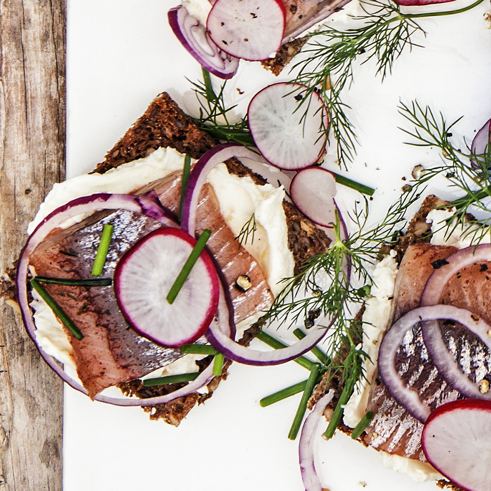 Sillmackor med potatiskräm på rågbröd