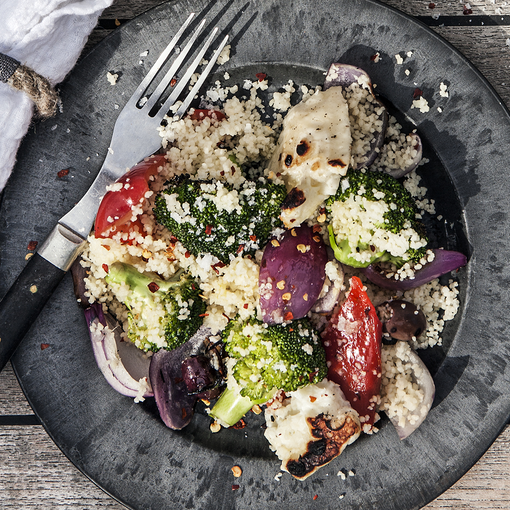 Couscous med grillade grönsaker, halloumi och kikärter