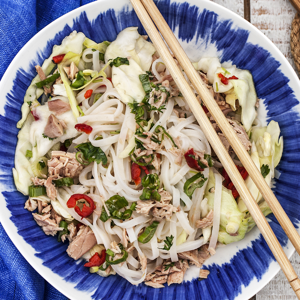 Asiatisk tonfisksallad med nudlar
