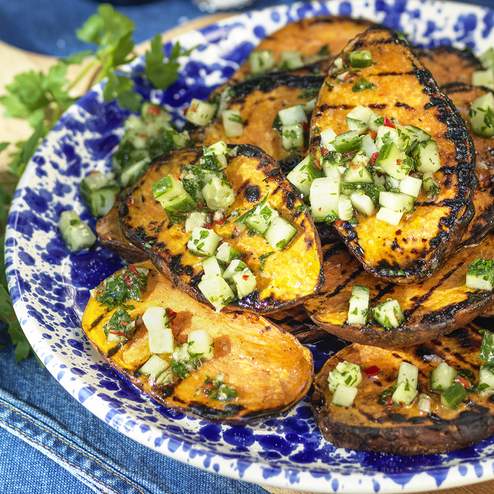 Grillad sötpotatis med gurksalsa