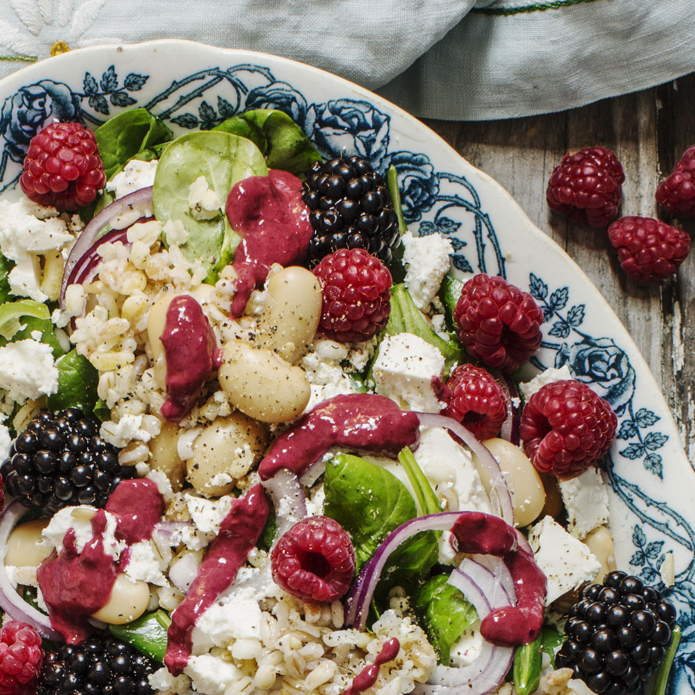 Grynsallad med fetaost och bärvinägrett