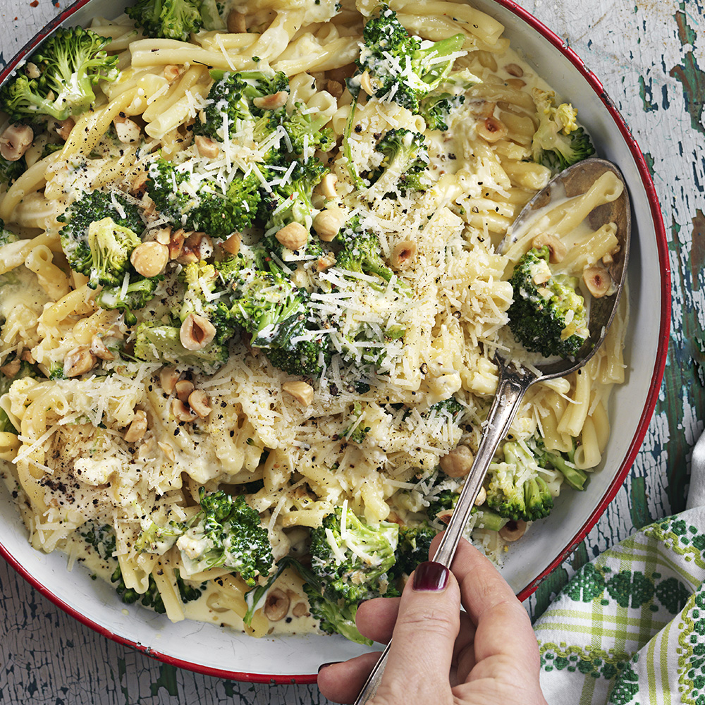 Broccolipasta med rostade hasselnötter