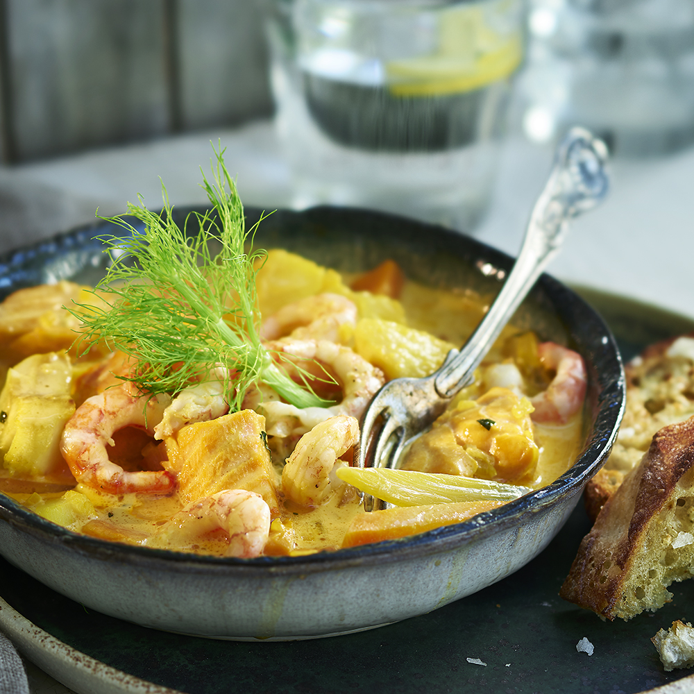 Fiskgryta med saffran och räkor