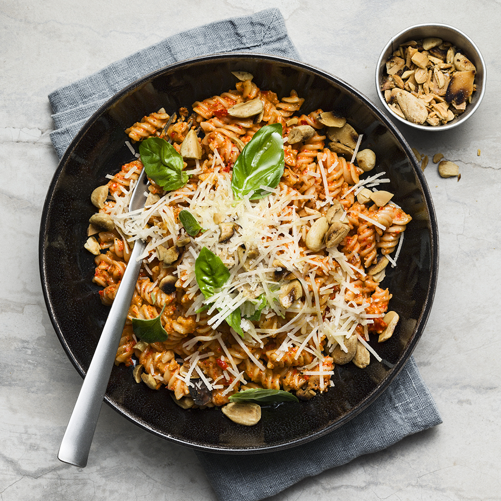 Bönpasta med paprikasås och rostade mandlar