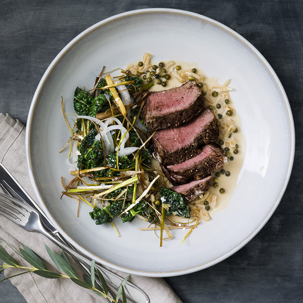 Oxfilé med kålkrisp och grönpepparsås