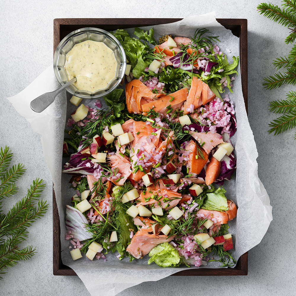 Varmrökt lax med picklad blomkål och hovmästardressing