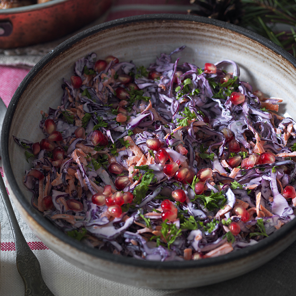 Krämig rödkålsslaw med pepparrot och granatäpple