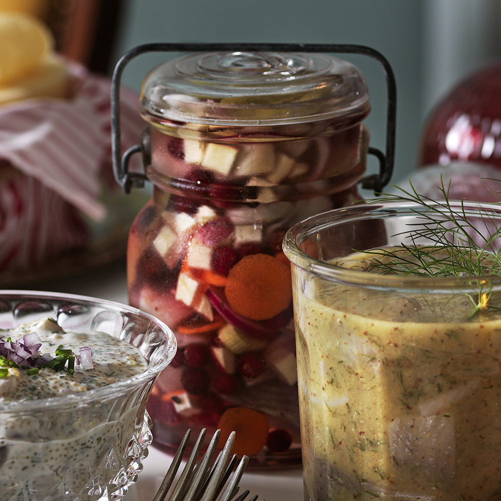 Klar lingonsill med rödlök och äpple