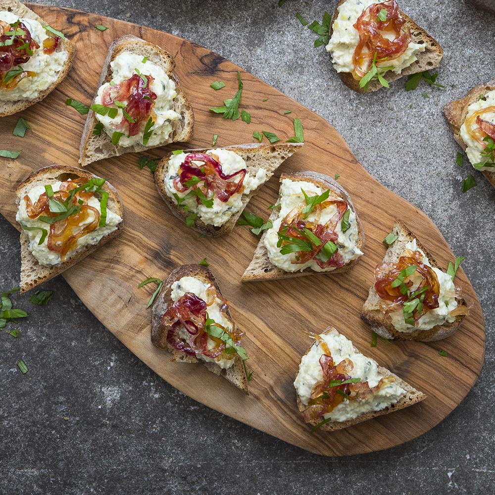 Crostini med kronärtskockskräm och syltad rödlök
