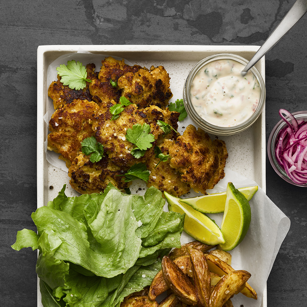 Fiskbiffar med curry och korianderyoghurt