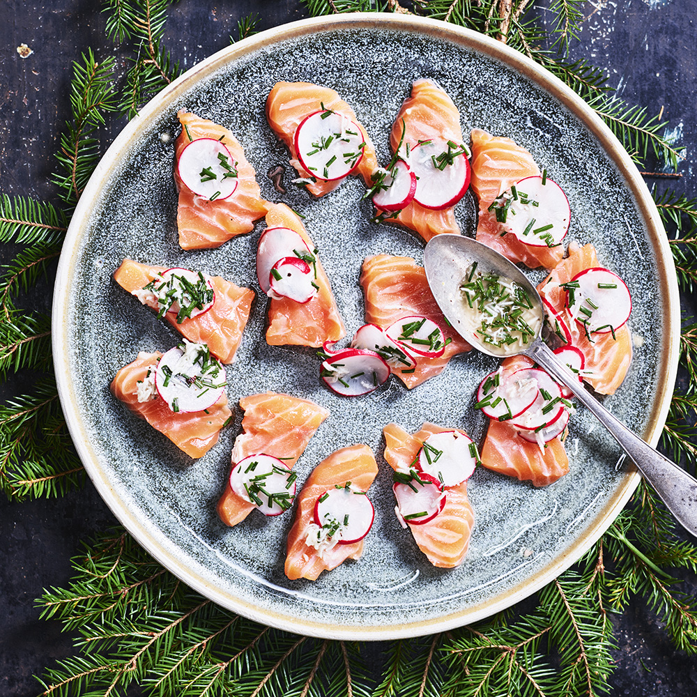 Laxsashimi med syrlig pepparrotsvinägrett