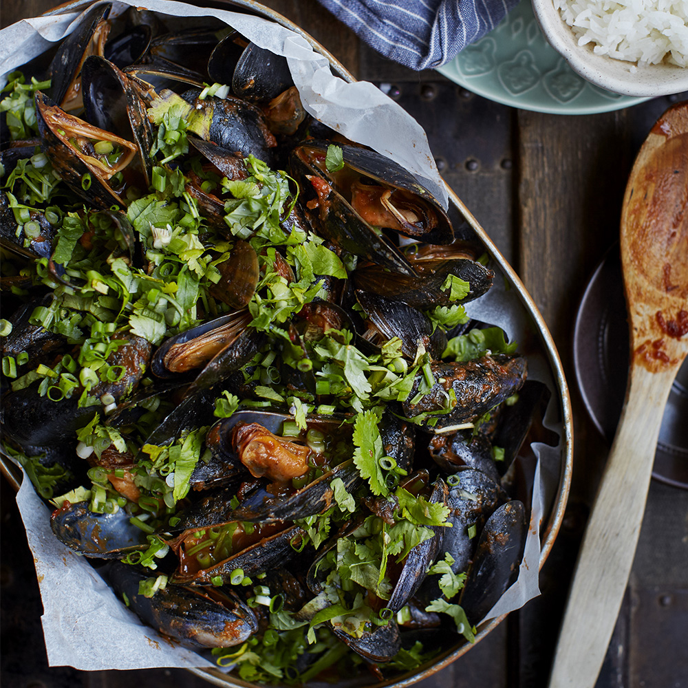 Vitlöks-och chilimusslor med krispig sallad och ris