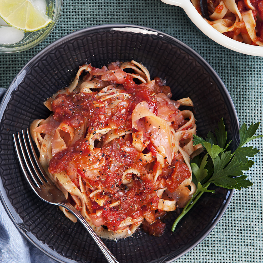 Laxpasta med tomatsås