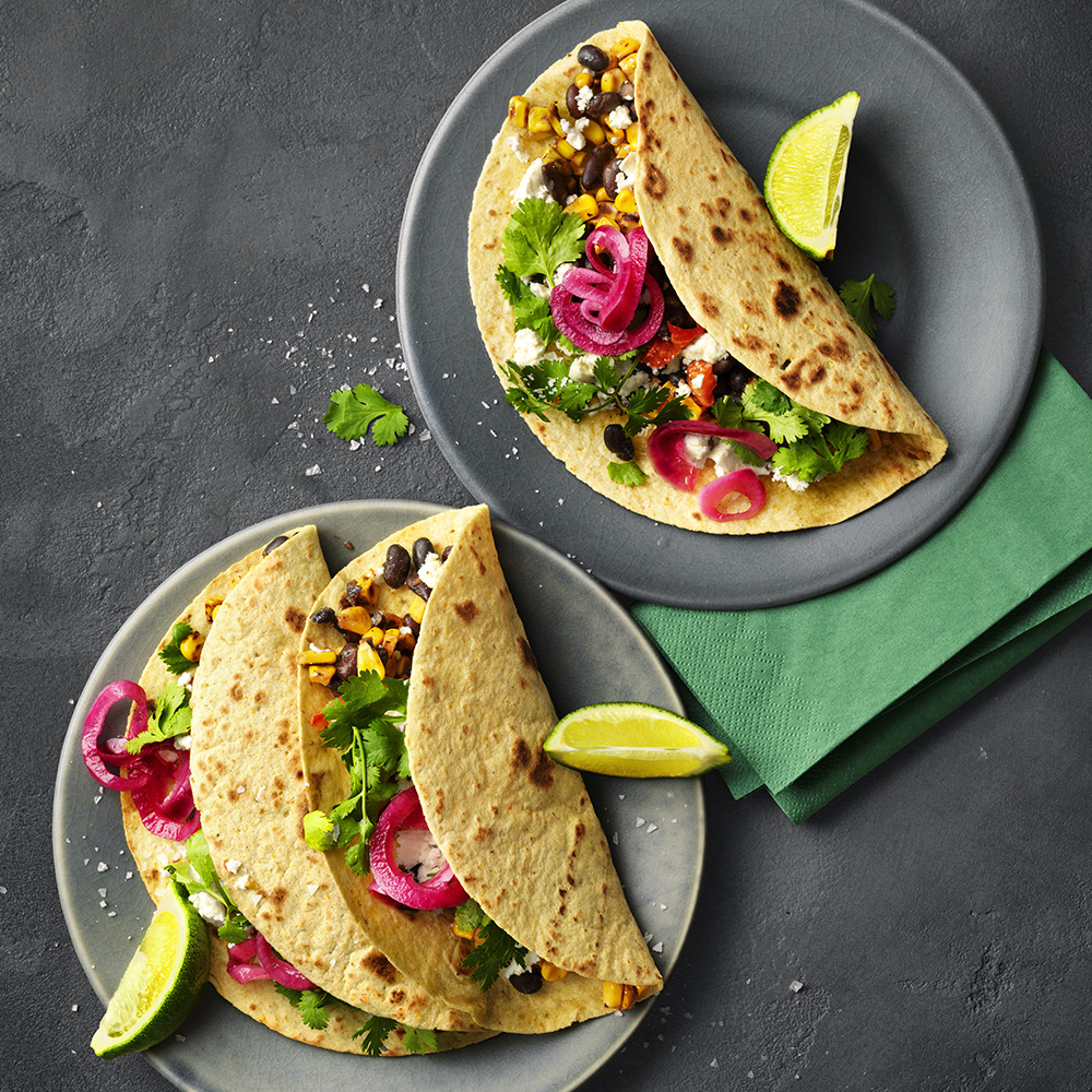 Tostada med svarta bönor och fetaost