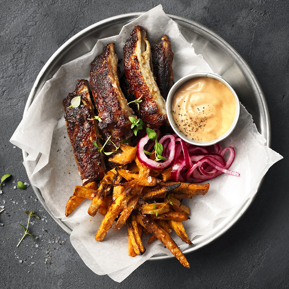 Ribs med bbq-glaze och sötpotatisstavar