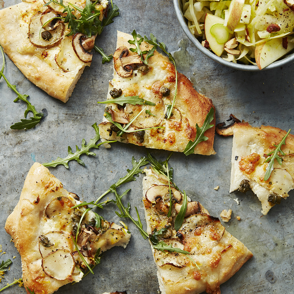 Pizza bianco med svamp, jordärtskockor och kapris