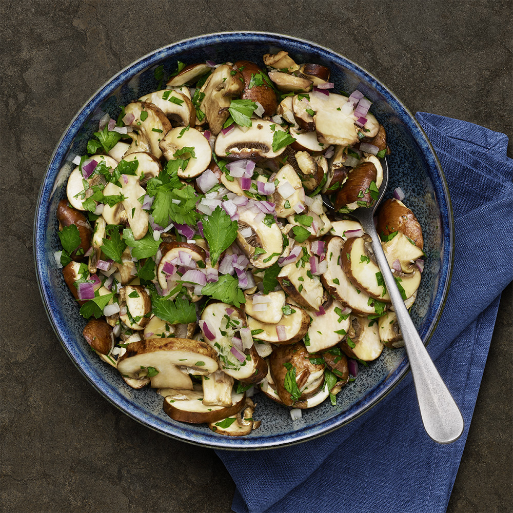 Champinjonsallad med lök och persilja