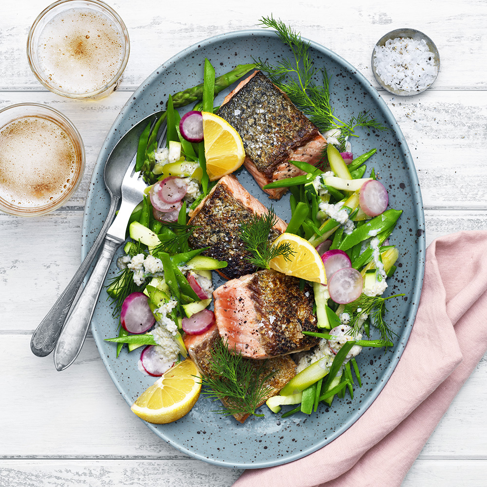 Halstrad lax med primörsallad och parmesandressing