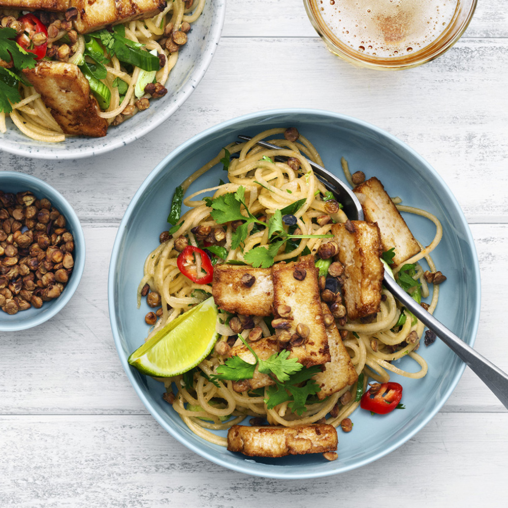 Asiatisk "nudelsallad" på kålrot med tofu och krunchiga linser