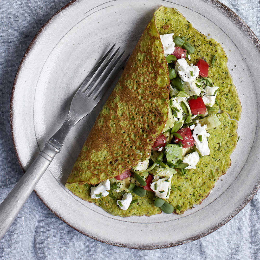 Gröna pannkakor med avokado- och fetaostsallad