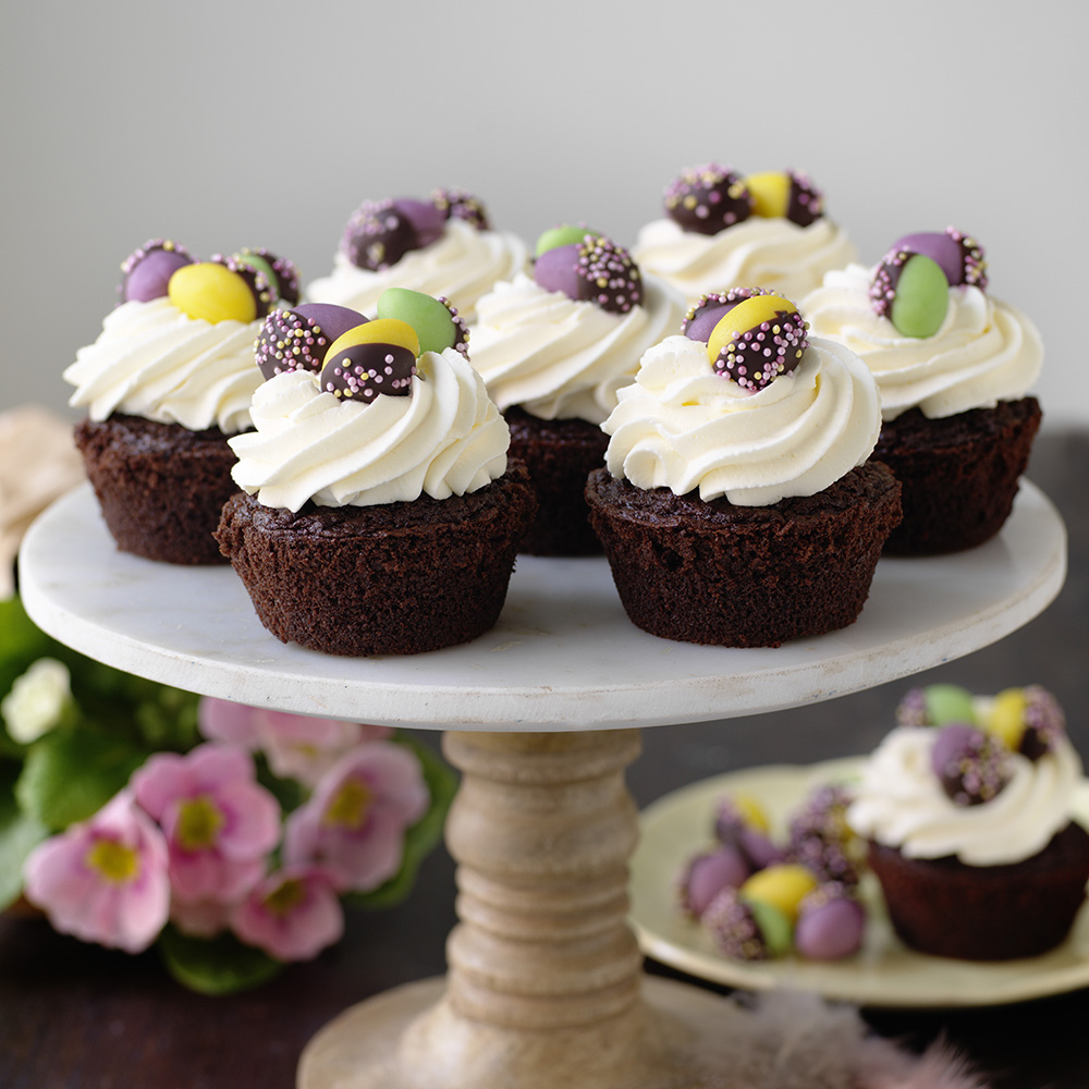 Chokladcupcakes med grädde och marsipanägg
