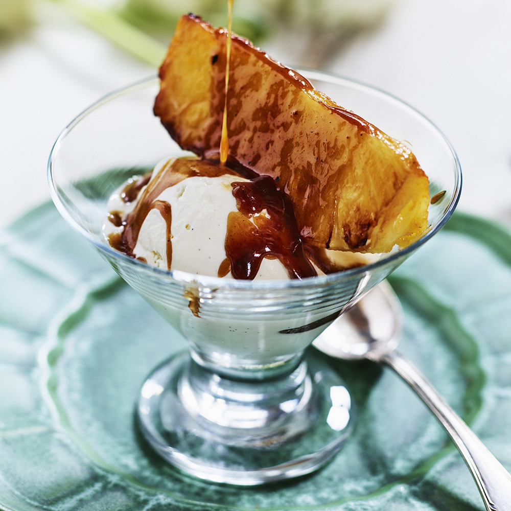 Flamberad smörstekt ananas med vaniljglass