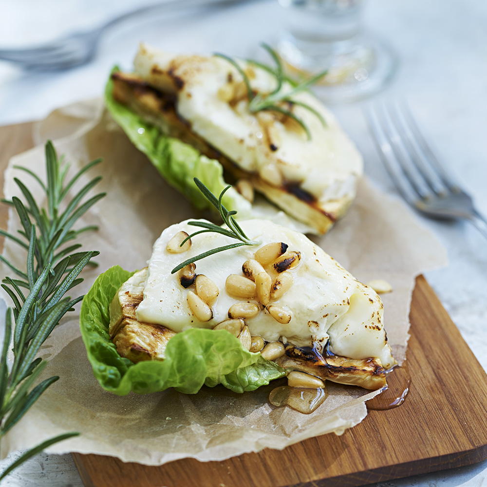 Rotselleripuck med chèvre och honung