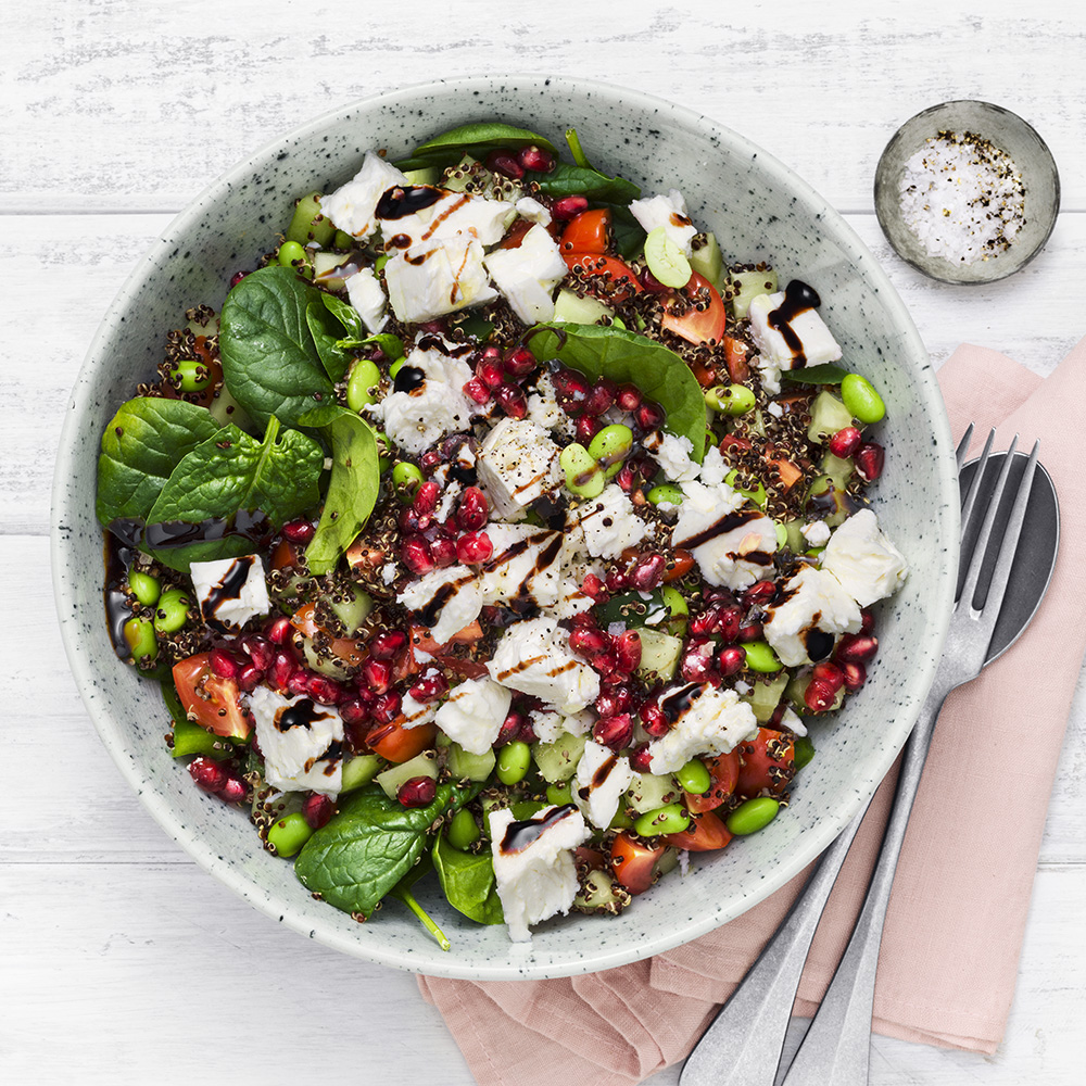 Fetaostsallad med quinoa och granatäpple