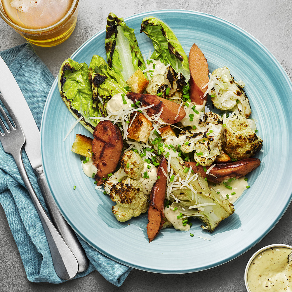 Grillad caesarsallad med kryddig korv och blomkål