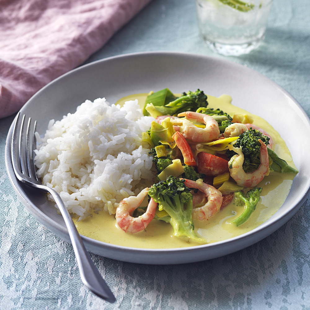 Curryräkor med ris och grönsaker