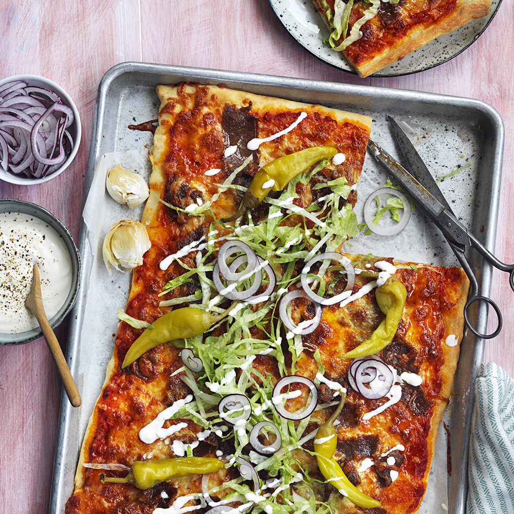 Kebabpizza med ajvar och rostad vitlöksyoghurt