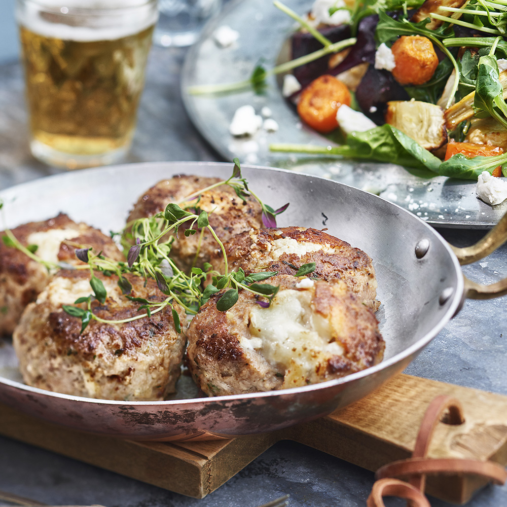 Chèvrefyllda lammfärsbiffar och grönsallad med rotfrukter