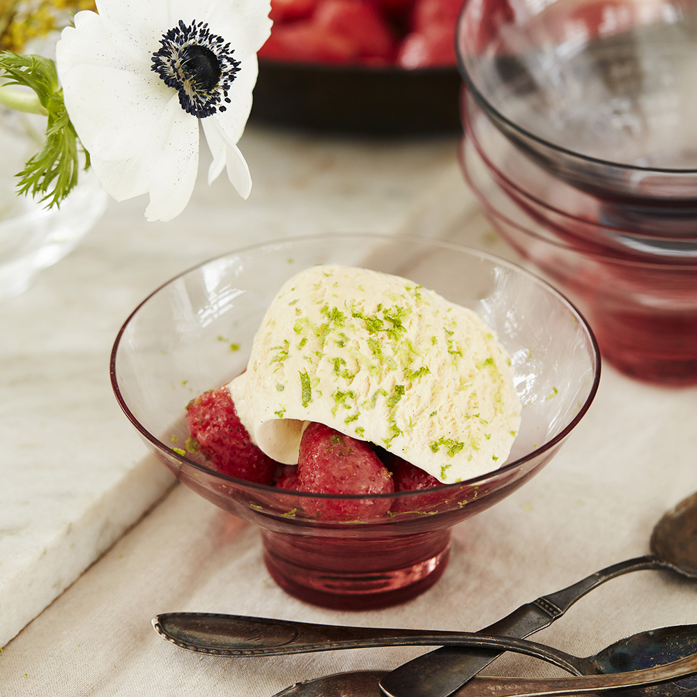 Jordgubbar med kolasås och färskostglass