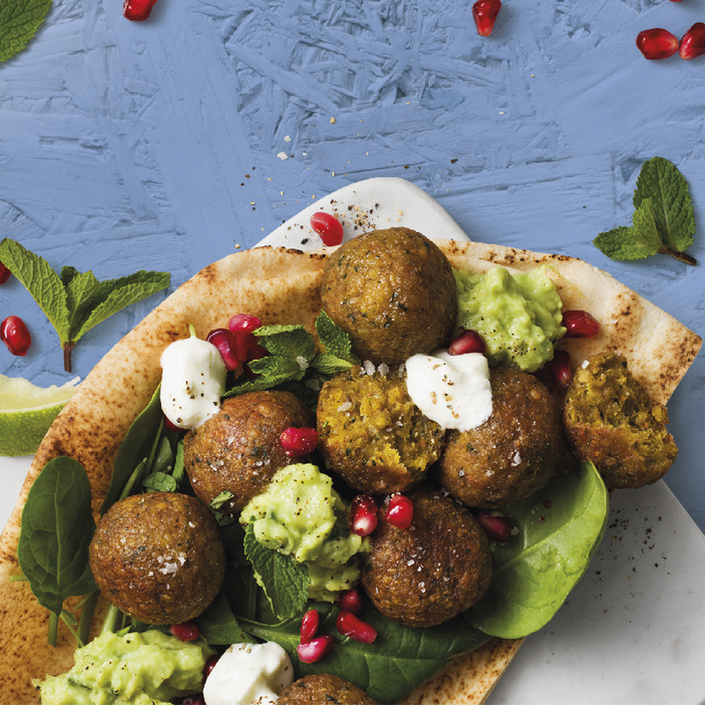 Falafel i pitabröd med gurksalsa och limeyoghurt