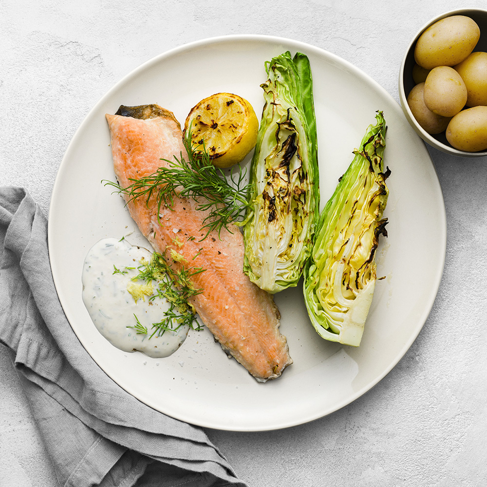 Grillad röding och spetskål med pepparrots- och dillsås