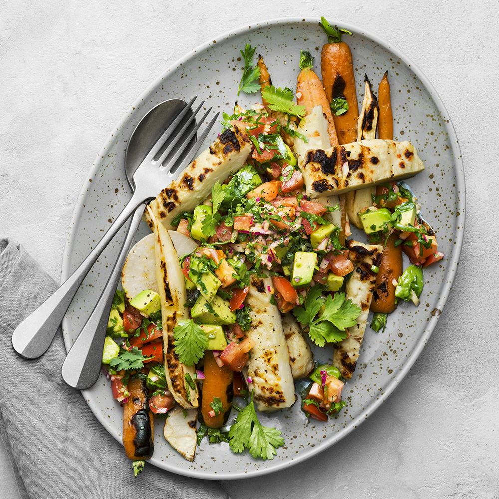 Grillade rotfrukter och halloumi med avokadosalsa