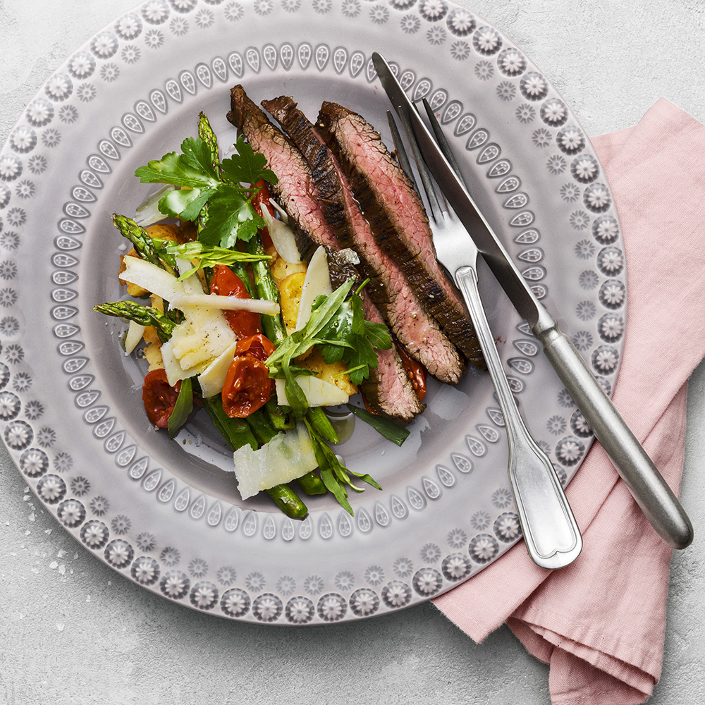 Flankstek med krossad potatis, sparris och parmesan