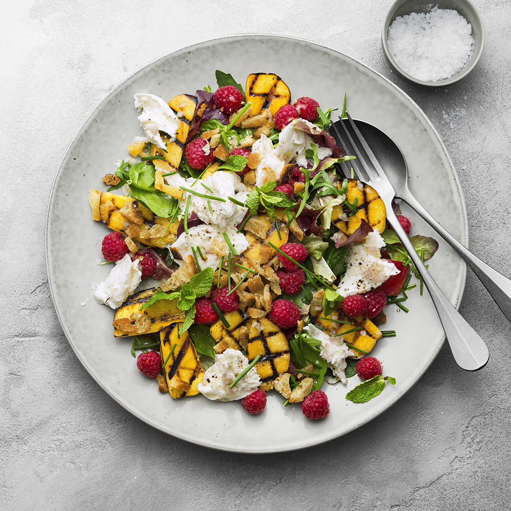 Sallad med grillade nektariner, mozzarella och färska hallon