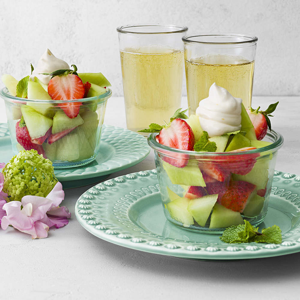 Jordgubbar och melon med lemoncurdgrädde