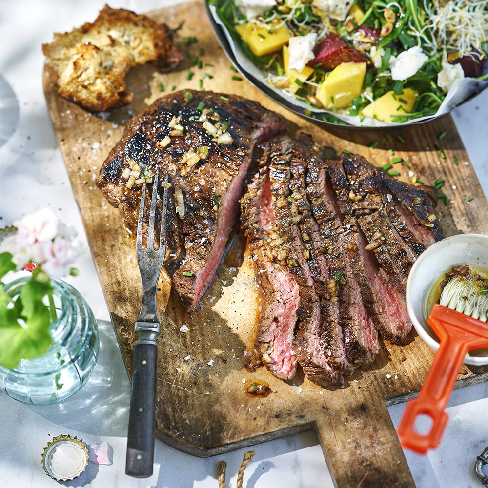 Grillad flankstek med nektarin- och rödbetssallad