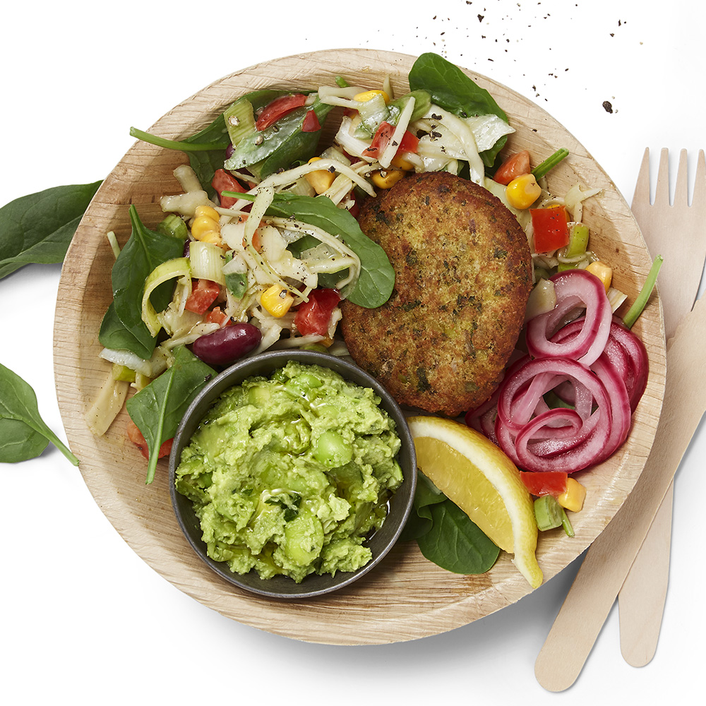 Bönbiff med krispig sallad i honungsdressing och avokadodipp