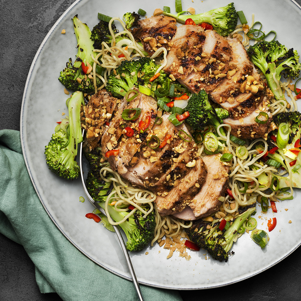 Grillad kyckling med jordnötssås och stekta nudlar