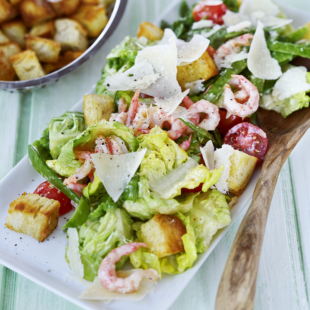 Caesarsallad med räkor och sockerärter