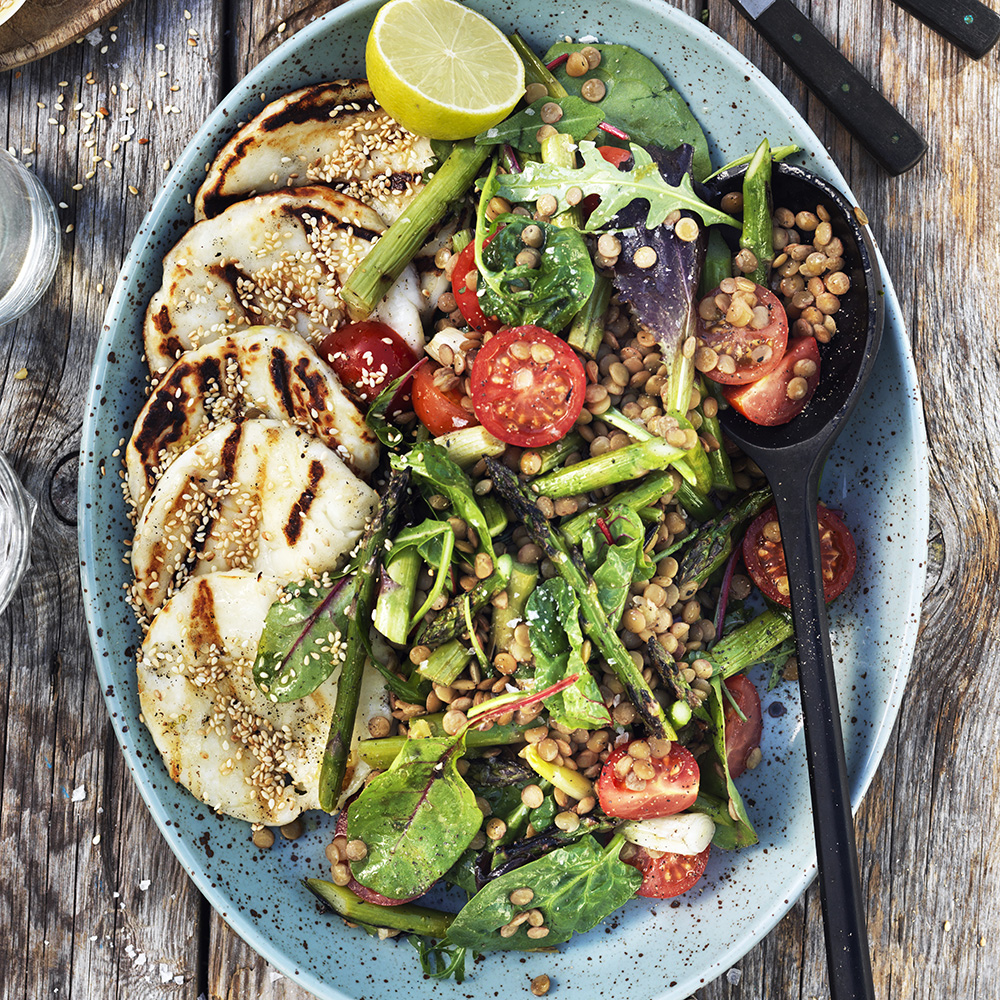 Grön linssallad med grillad sparris och halloumi