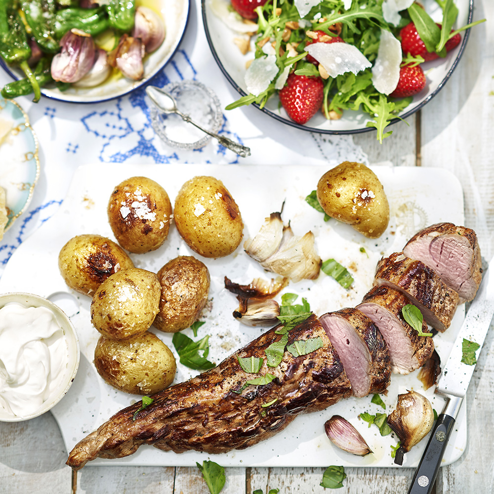 Helstekt fläskfilé med saltbakad potatis och jordgubbssallad