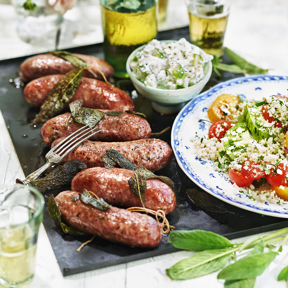 Färsk korv med tabbouleh och krämig sötsyrlig gurksalsa