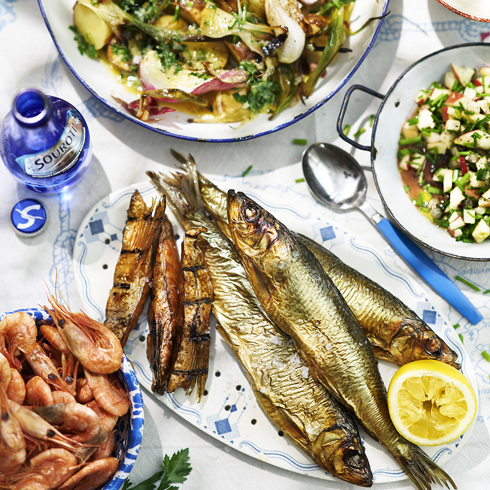 Rökta räkor och rökt fisk med rostad potatissallad och äppelsalsa